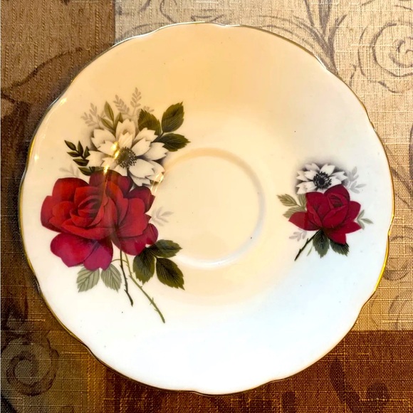 Antique Tea Cup 🌹 & Saucer Red Rose 🌹 Royal Sutherland Fine Bone China 🌹 - Picture 5 of 5